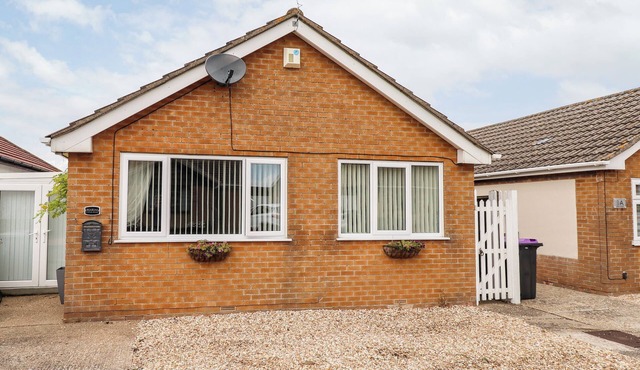 MARIAI ETON ROAD, pet friendly, with open fire in Trusthorpe