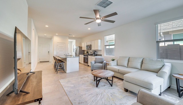 Maricopa Home w/Putting Green & Covered Patio!
