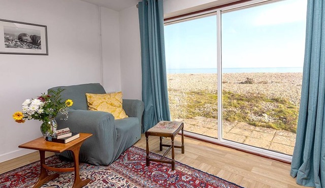 Marie's Cottage, Pagham - a bungalow that sleeps 4 guests in 2 bedrooms