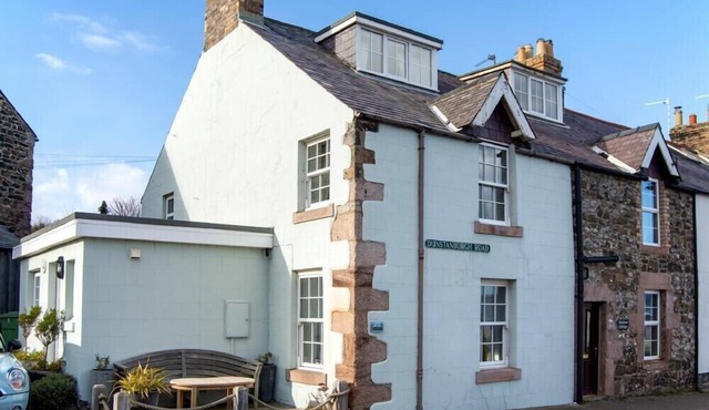 MARIE'S COTTAGE, pet friendly, character holiday cottage in Craster