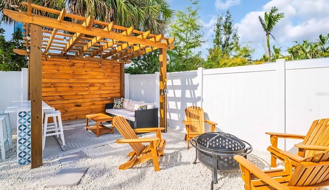 Marie's Oasis‐4 min walk to sandy white beaches!