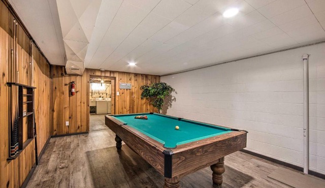 Marietta Home with Private Hot Tub, Pool Table!