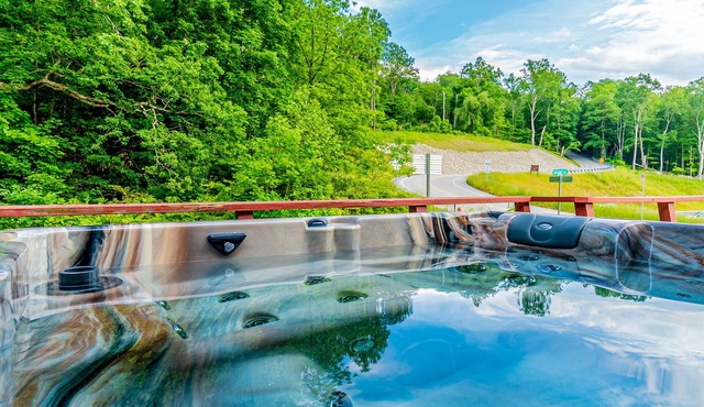 Marietta's River Retreat - Central Ohiopyle Getaway with Hot Tub