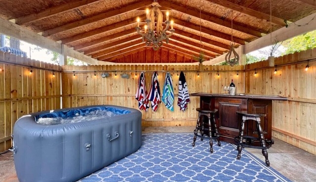 Marigold: 6Bedroom Downtown Gem ~ HOT TUB