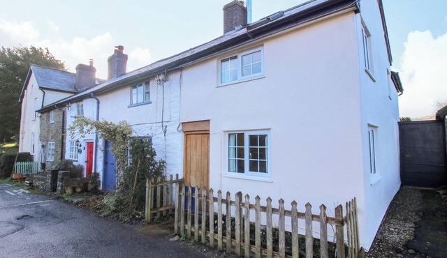 MARIGOLD COTTAGE, romantic, character holiday cottage in Clun