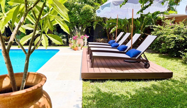 Marigold House - Tropical Getaway w/large yard & heated pool 2 mi from the beach
