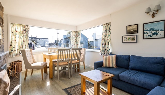 Marimar : Charming 3‑Bed Pet-Friendly Bungalow Steps from Rhosneigr Beach | Managed by Anglesey Holi