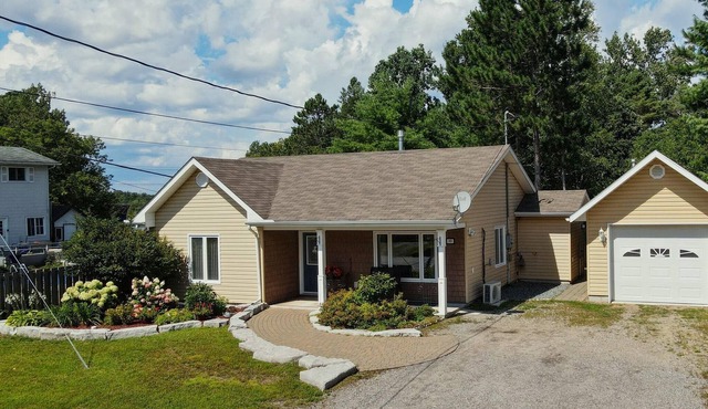 Marina Boutique - Cozy Rancher with HOT TUB!