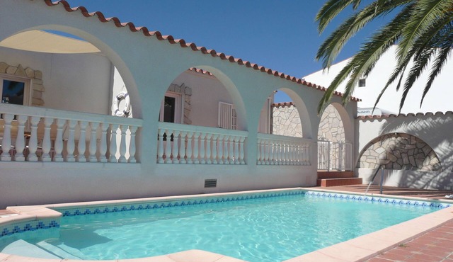 Marina in Empuriabrava with pool and mooring of 21 m in the Grand Canal