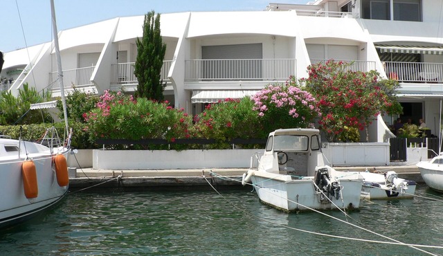 MARINA IN PORT CAMARGUE FEET IN THE WATER WITH GARDEN, 200M FROM THE BEACH
