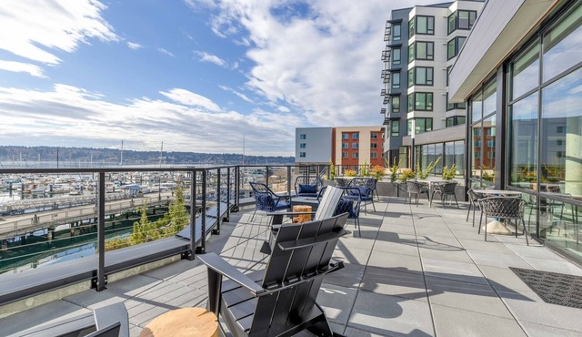 Marina Square - Queen Panoramic Water View with Full Kitchen and W