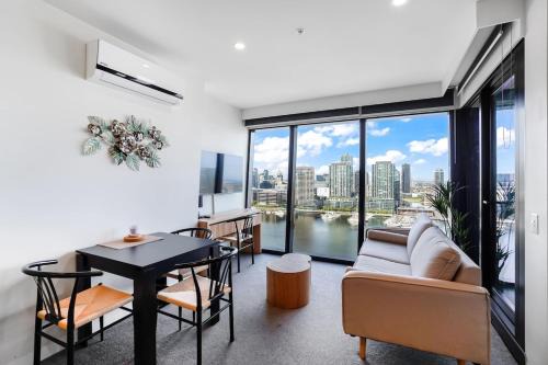 Marina Tower - 21st Floor Apt with Beautiful View