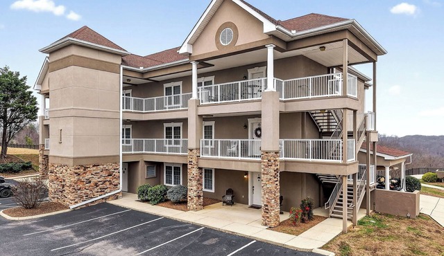Marina View Condo: Spacious 3-bedroom Condo by Center Hill Marina .