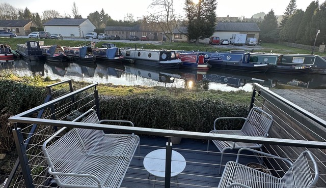 Marina view cottage - Canalside cottage - Peak District location