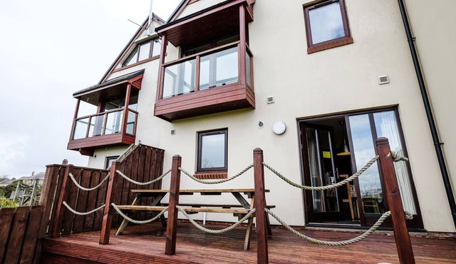 Marina View - Spacious Town House with Views. Pet freindly