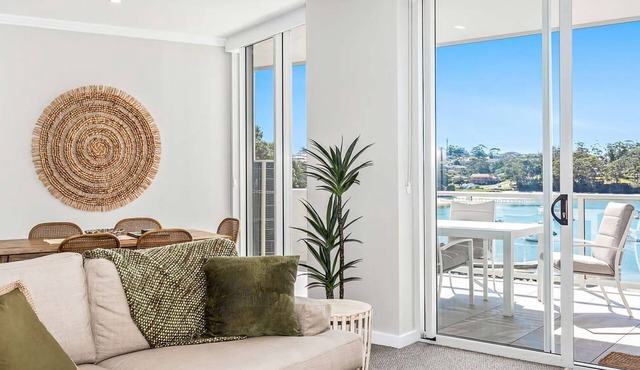 Marina View - Stylish spacious apartment overlooking the beautiful Harbour