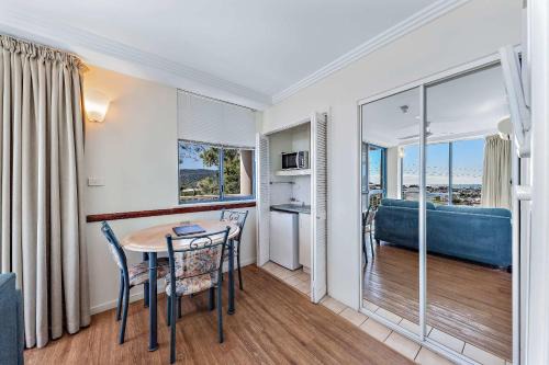 Marina views at Airlie 10H