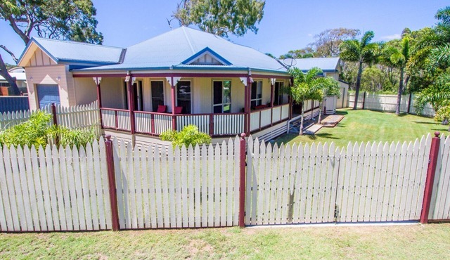 MARINE BREAK Agnes Water - secure boat parking inside yard, outside pet welcome