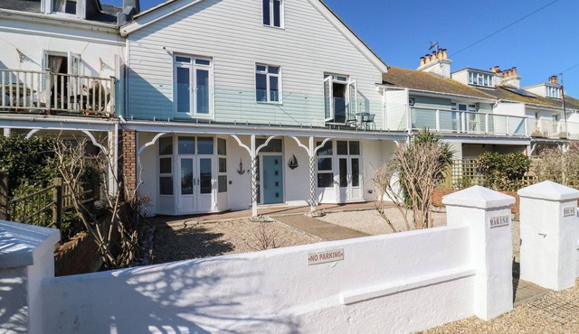 MARINE HOUSE, pet friendly, luxury holiday cottage in Pevensey Bay