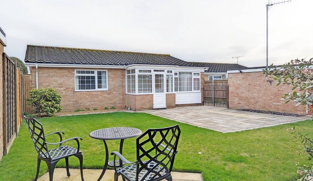 Marine Lodge - a bungalow that sleeps 4 guests in 2 bedrooms