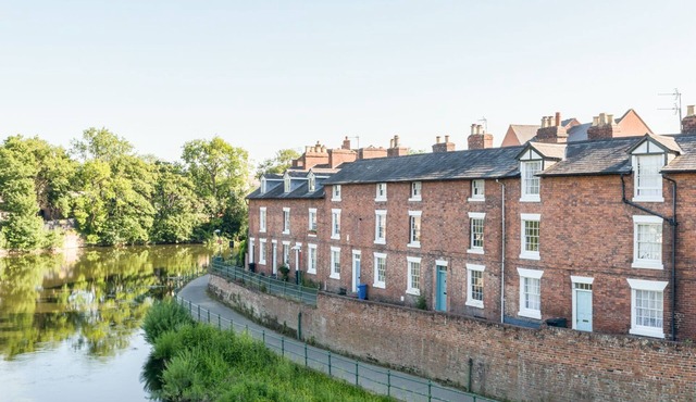 MARINE TERRACE, pet friendly, luxury holiday cottage in Shrewsbury