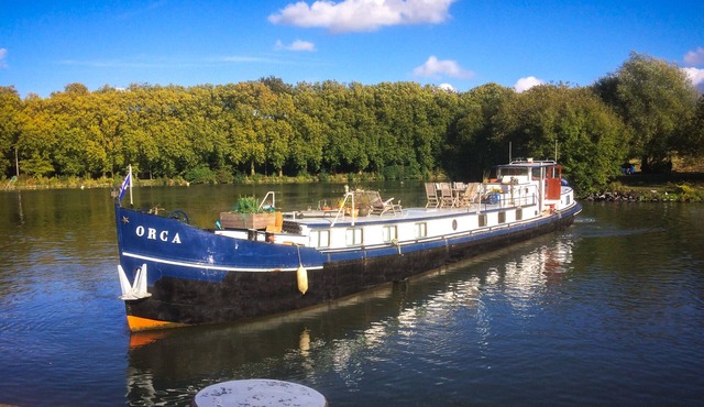 Mariner's cabin in barge in Lille's green lung
