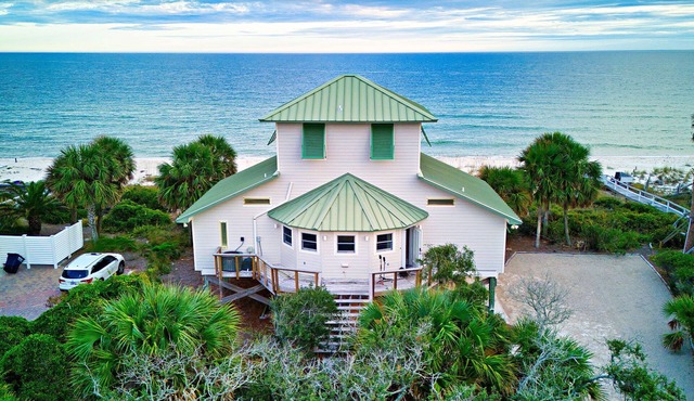 Mariner's Compass - 3 BR Beachfront Beauty with community pool located in The Plantation