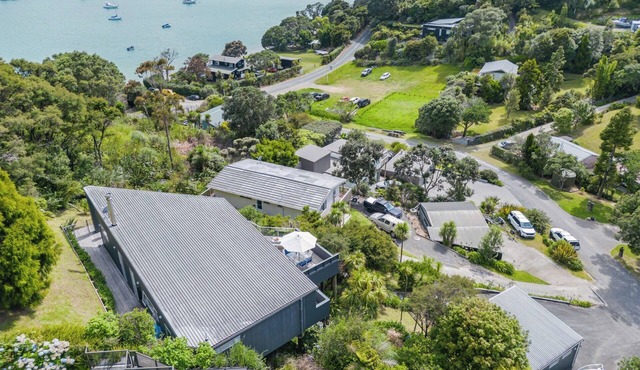 Mariner's Lookout-Parekura Bay 3 bedroom house with separate sleepout