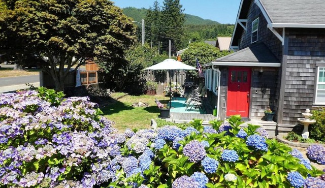 Mariner's Retreat ~ A Downtown Garibaldi Oasis