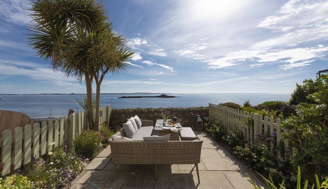 Mariners Cottage - a beautifully refurbished pet friendly 18th Century fisherman's cottage with sea