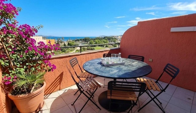 MARINES DE GASSIN : 2-BEDROOMS APARTMENT WITH CABIN IN A RESIDENCE IN FRONT OF THE SEA WITH POOL