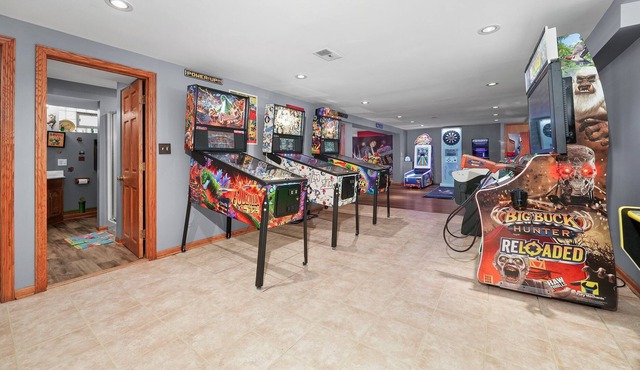 ⭐️ Mario's Pad ⭐️ Hot tub, Spa,Arcade 20 mins to city center 5 king beds