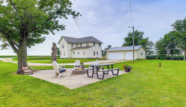 Marion Retreat w/Patio, Grills & Fire Pit