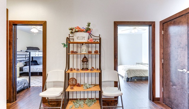 Marionville Cottage on 70 Acres w/Recreation Room