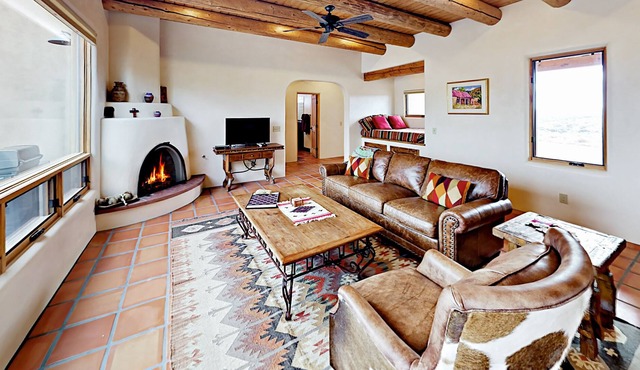 Mariposa Ranch Gem w/ Hot Tub & Panoramic Mountain Vistas