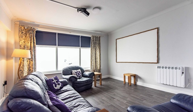 Maritime House: 4BR for 10 Near City Centre