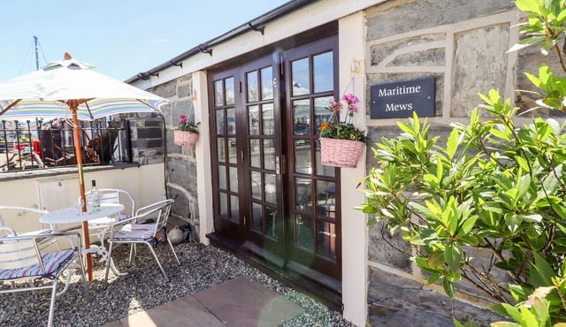 MARITIME MEWS, 6 THE OAKLEYS, pet friendly in Porthmadog
