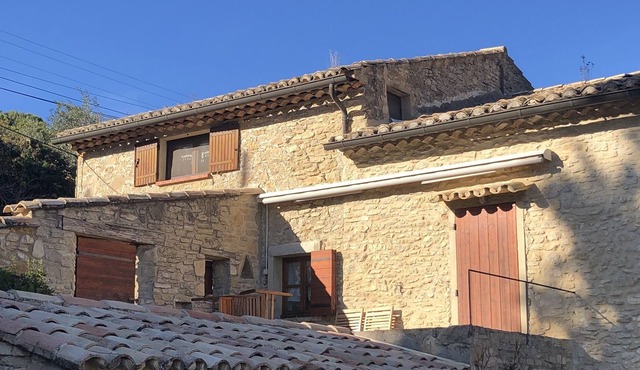 Marius, Provencal farmhouse, swimming pool and opposite Ventoux.