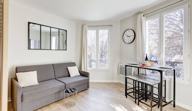 Mark 22 - Large studio Canal Saint-Martin views