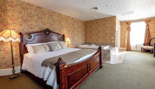 Mark Twain Room - Big Tree Inn - In-Room Jacuzzinn