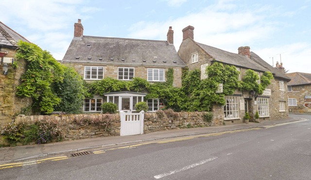 MARKET HOUSE, country holiday cottage, with open fire in Abbotsbury