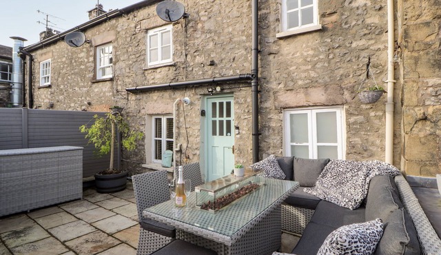 MARKET SQUARE MAISONETTE, family friendly in Kirkby Lonsdale