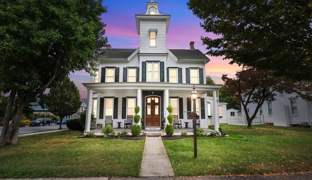 Market Street Manor - Victorian Getaway + Hot Tub