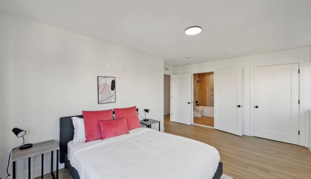 Market view Residence 604 I 2 Bedroom 2 Bathroom