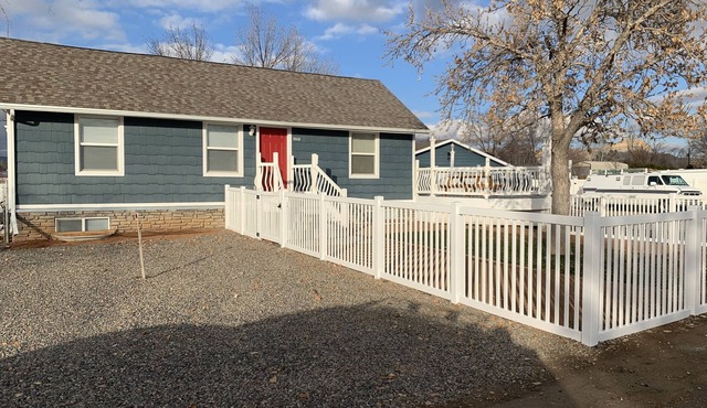 Market Way, The Place to Stay! 5 bedrooms, 2 living rooms & pet friendly!