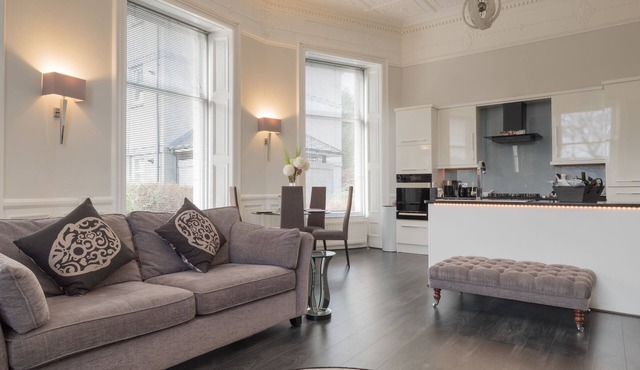 Marks At The Manor Luxury Riverside Apartments - Sleeps up to 4, with Parking and Sky TV