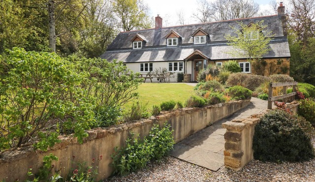 MARLES FARMHOUSE, pet friendly, luxury holiday cottage in Salwayash