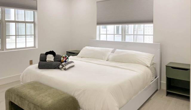 Marley SoFi: Walk to beach, 3 Beds, Heated POOL