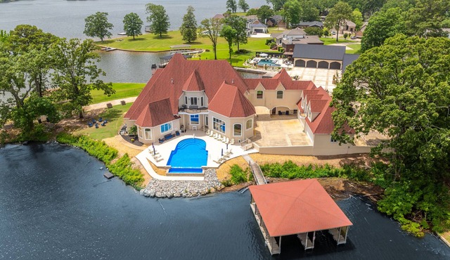 Marlin Houzz: Lake Estate with Infinity Pool!
