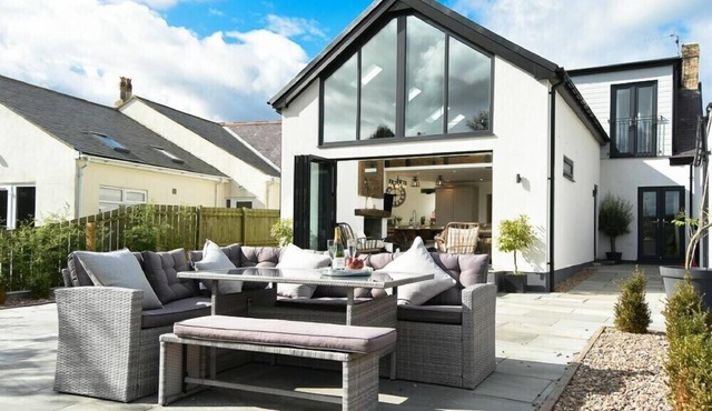 MARMALADE COTTAGE, pet friendly, with open fire in Seahouses